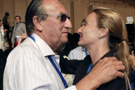 Carlos Fabra se abraza a su hija Andrea durante el Congreso del PP de Castelln. | Efe