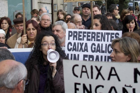 Cientos de afectados protestan por el caso de las preferentes en Vigo. | EL MUNDO
