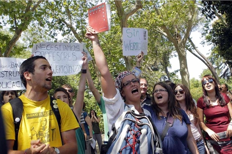 Un grupo de estudiantes protesta contra el ministro de Educacin en Madrid. | Antonio Heredia