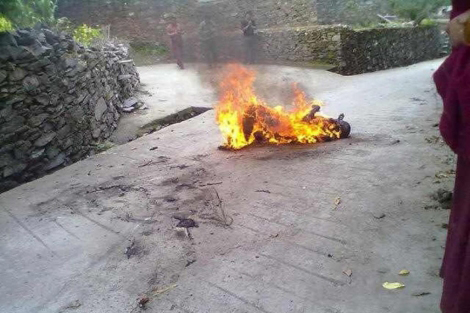 El monje tibetano Lobsang Lozin se prende fuego para protestar. | E.M.