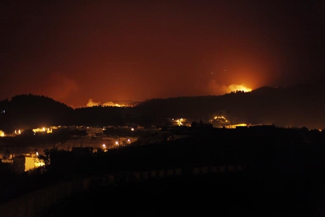 Imagen del incendio de esta madrugada, en las cercanas de Vilaflor. | Afp