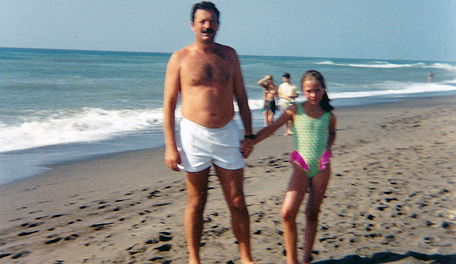 Serafn Bcares, con su hija Katia, en la playa de Salou.