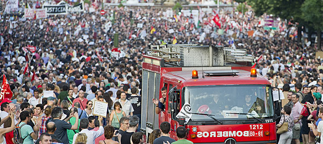 Un camión de bomberos en la manifestación de Madrid. | Gonzalo Arroyo