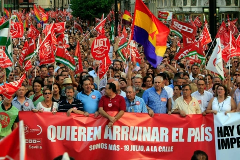 Cabecera de la manifestacin en Sevilla.| Efe/Juan Ferreras