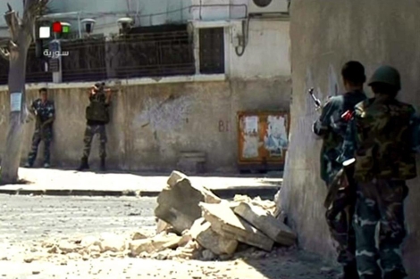 Soldados sirios tomando posicin durante un enfrentamiento con rebelde, en Damasco. | Efe