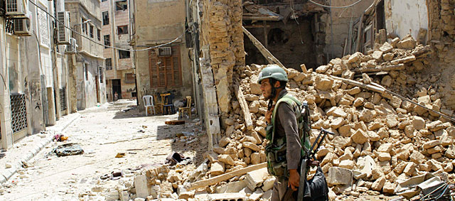 Un soldado del rgimen, ante un edificio destruido en Damasco. | AFP