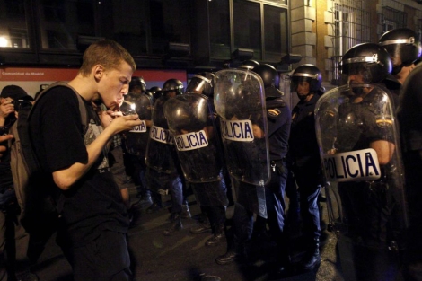 Un joven desafa a los agentes de la Polica Nacional en la manifestacin | E. M