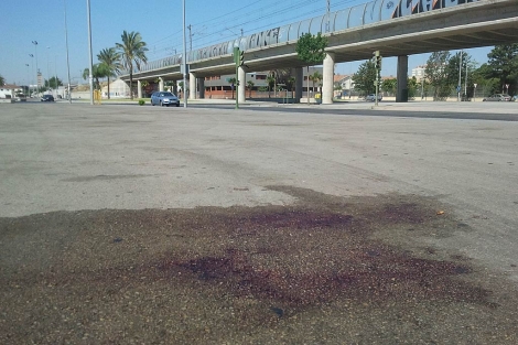 Restos de sangre en el lugar donde se originó la pelea en Jerez. | A. Lozano