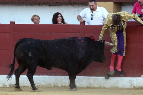 El Cordobs, herido por el toro en la pierna derecha en la feria de La Lnea. | F. Ledesma