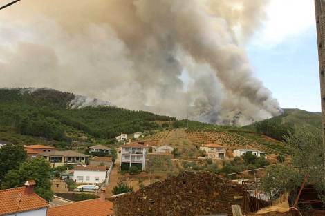 Columnas de humo junto al pueblo de Cambroncino, de Las Hurdes. | Carlos Garca / Efe