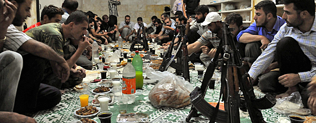 Un grupo de rebeldes sirios rompen el ayuno del Ramadán. | Afp