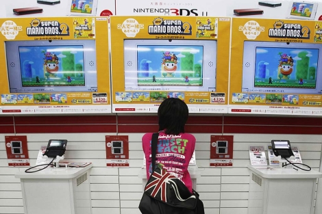 Un nio probando New Super Mario Bros 2 en la nueva 3DS XL | Reuters