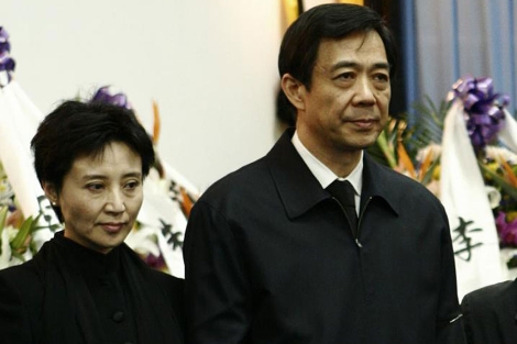 El político chino Bo Xilai y su mujer, Gu Kailai. | Reuters