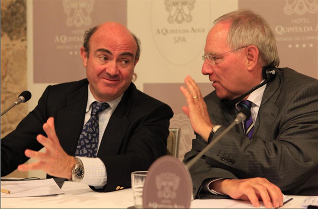 El ministro de Economía, Luis de Guindos, con el ministro de Finanzas alemán. | Ramón Escuredo
