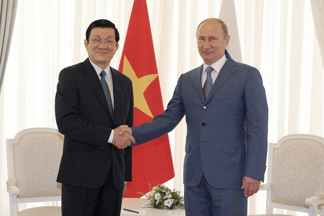 El presdiente vientamita, Truong tan Sang, le da la mano a Vladimir Putin en Sochi. | Reuters