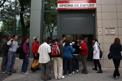 Cola en el exterior en una oficina del INEM de Madrid. | El Mundo