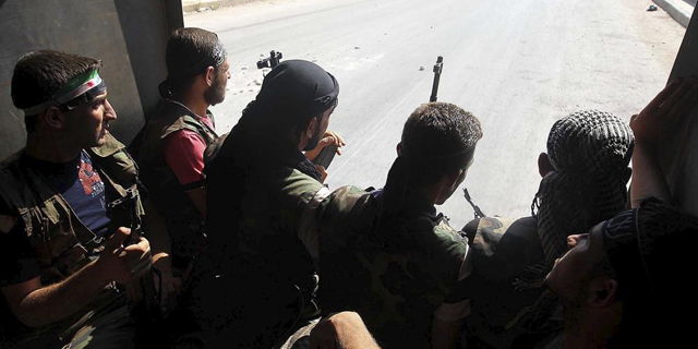 Un grupo de rebeldes, cerca de Alepo. | Efe