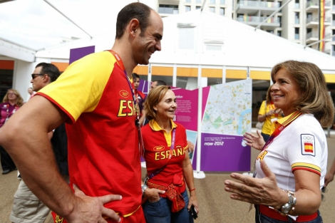 Ana Botella saluda a Jos Javier Hombrados, portero de la seleccin de balonmano. | Efe