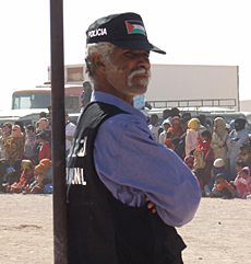 Un polica saharaui. | E. Calvo