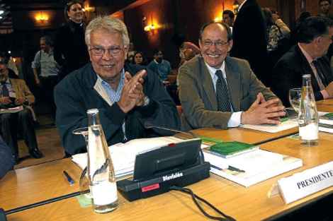 Felipe Gonzlez, junto al entonces consejero Daz Trillo, en su primera reunin del Consejo.