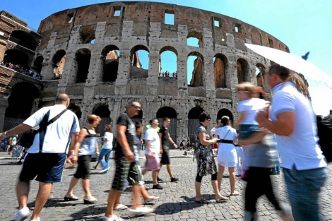 Turistas visitan el Coliseo de Roma. | Efe