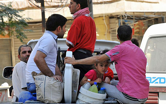 Una familia siria huye de Alepo. | Afp