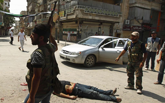El cuerpo de un miembro del ejércitp del régimen. | Reuters
