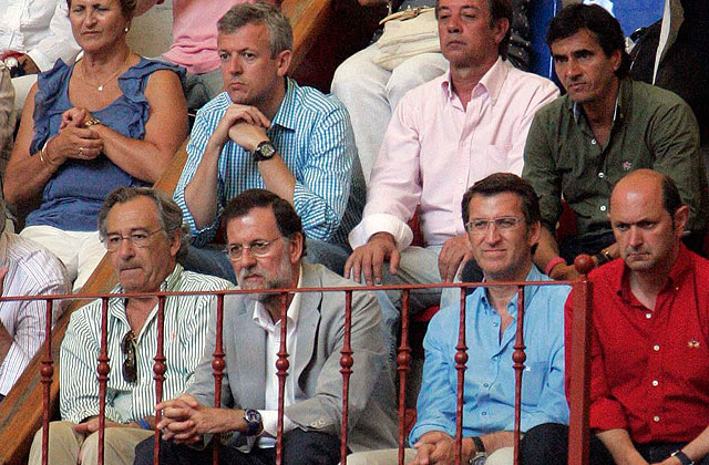 Rajoy, en los toros en 2011 con el presidente de la Xunta y el de la Diputacin de Pontevedra. | R. Gonzlez