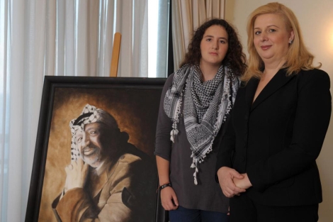 Suha Arafat con su hija Zahwa, cerca de un cuadro de Yasser Arafat. | Afp