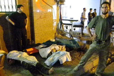 Cuatro cadáveres en un hospital improvisado en Alepo.| J. E.