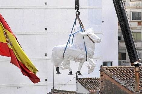Una gra retira la estatua ecuestre de Franco en Valencia | AP