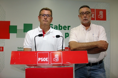 Antonio Lpez Olmo, portavoz del PSOE, junto al anterior alcalde, Luis Garca Collado. | M.C.