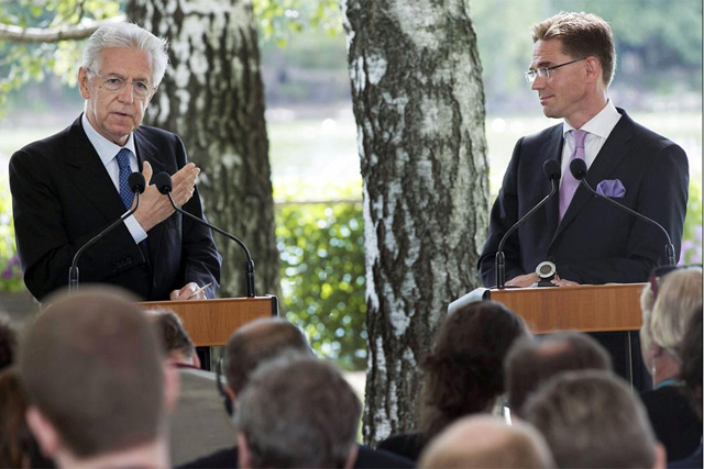 El primer ministro italiano Mario Monti (i) y el primer ministro finlands Jyrki Katainen. | Efe