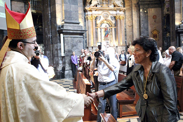 La consejera vasca de Educación, Isabel Celaá, saluda al monseñor Munilla tras la homilía. | Efe
