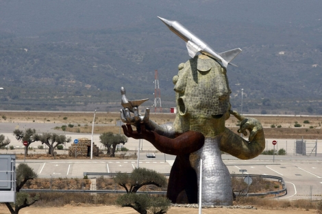 La estatua de Ripolls, en el aeropuerto de Castelln. | Efe