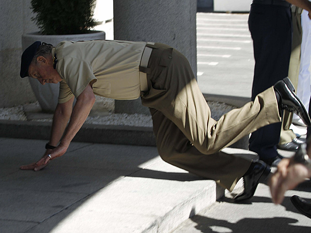 El Rey Juan Carlos tropieza con un escalón en la sede del Estado Mayor de la Defensa. | Efe