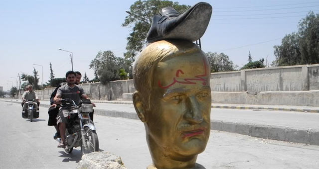 Busto de Hafez al Asad en Alepo, con un zapato en la cabeza. | Javier Espinosa