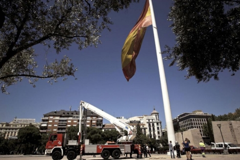 Bandera España con mástil suelo - La Tienda de España