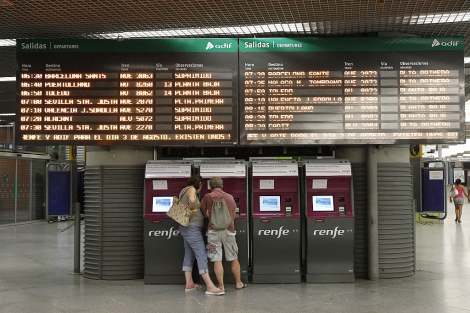 Monitores de la estacin de Atocha con los trenes cancelados este viernes. | A. Martn