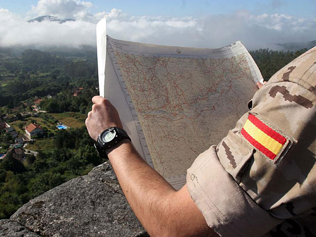 Un soldado contempla un mapa de la zona desde una atalaya. | Rosa Gonzlez