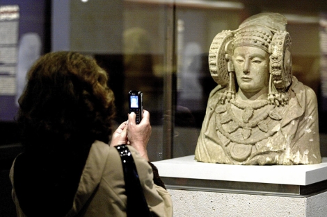Una visitante fotografa el busto expuesto de la Dama de Elche. | Julian Jaen