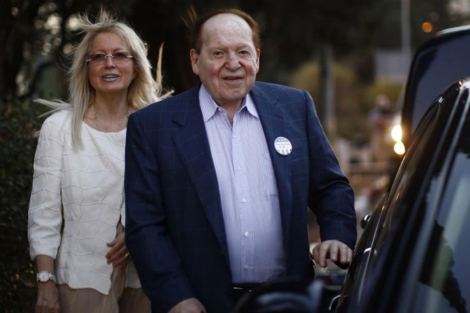 Sheldon Adelson, junto a su esposa en una imagen reciente. | Reuters
