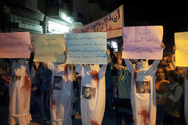 "Sea paciente, continúa la yihad, la victoria se acerca" , en las leyendas de las pancartas que exhiben las mujeres. | Imagen de un aficionado distribuida por Reuters