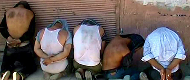 Fotograma de la televisión que muestra a cinco hombre detenidos por el régimen en Damasco. | Sana | Efe