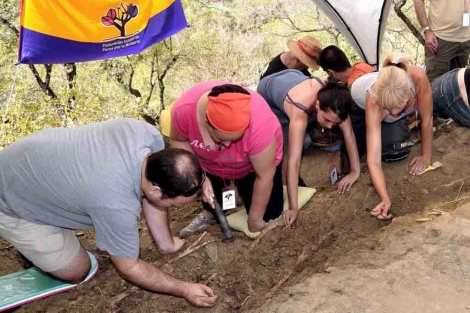 Varias personas realizan la exhumacin de los restos de cuatro fusilados en Istn. | ALF