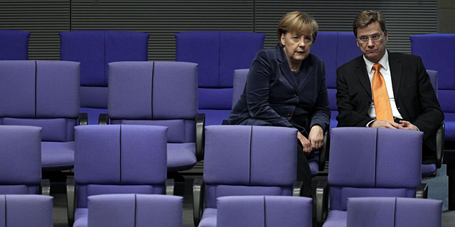 Guido Westerwelle, junto a Angela Merkel en el Parlamento alemán. | Ap