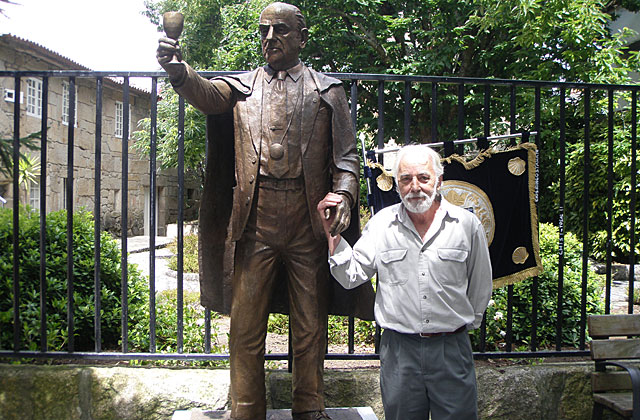 El escultor Lucas Mguez y su obra, la estatua de Manuel Fraga. | N. P.