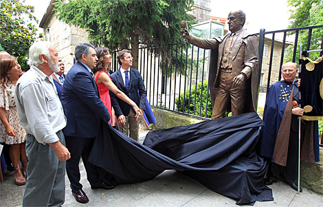 Momento en que se descubre la estatua en el Pazo Torrado. | Conchi Paz / Xunta
