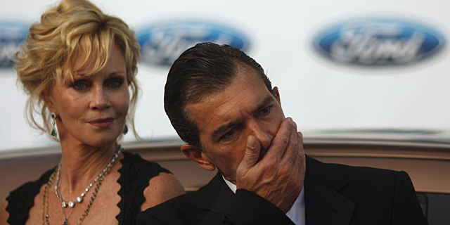 Antonio Banderas, emocionado junto a su mujer. | Reuters