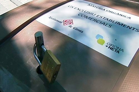 Contenedores cerrados con candado en Girona. | Reuters